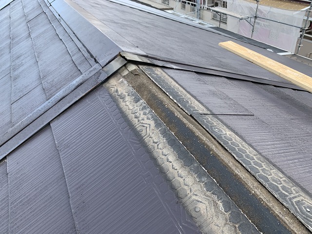 飛ばされた棟板金と屋根材の確認